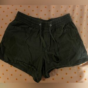 Army Green cargoey but comfortable shorts- Size Small